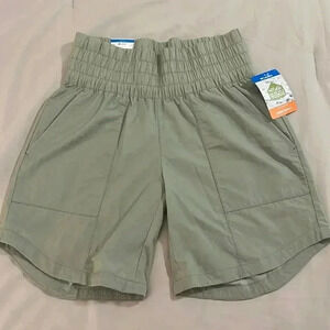 NWT Women’s Columbia Omni-shield active fit shorts 7” ins size S